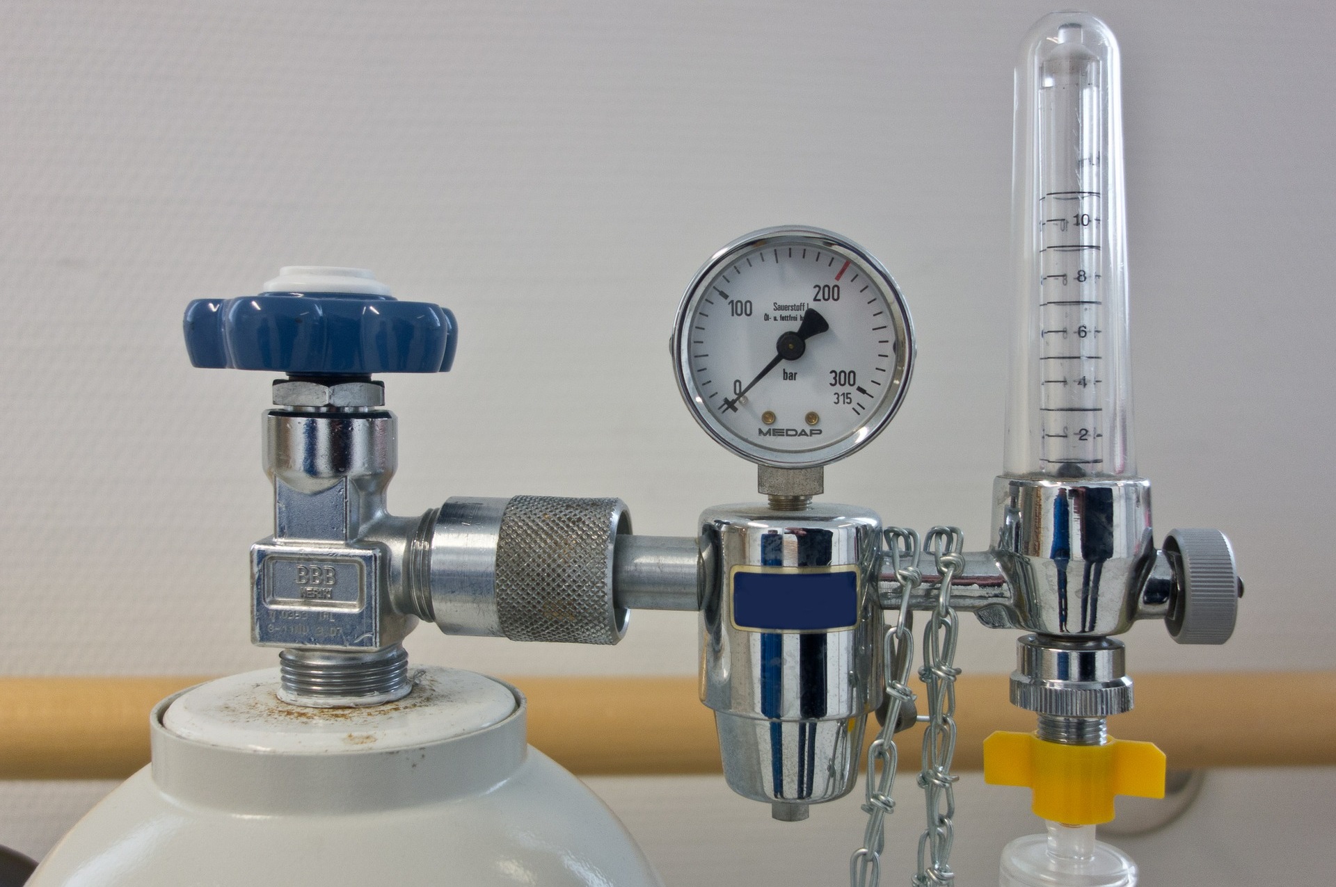 parashar-nursing-services-03-Oxygen-Cylinder-and-Concentrator